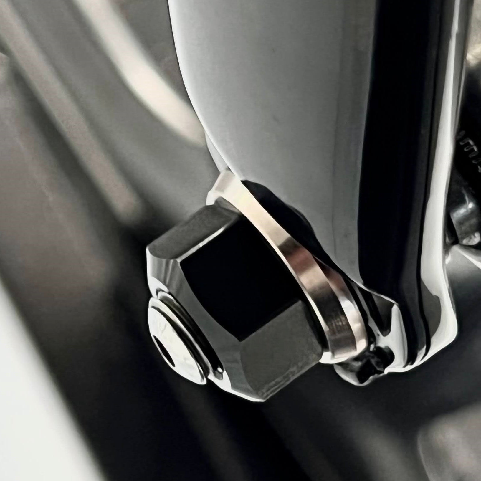 ELITE HUB NUT Black/Silver – RUNWELL